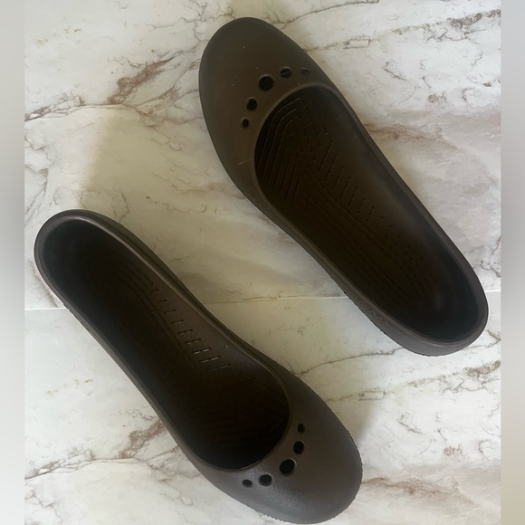 Crocs Dark Brown Flats Size 11 - Picture 8 of 9
